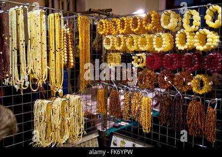 Cordone di ambra collane e bracciali appeso al minerale di Varsavia Expo 2016, 5 Marzo, VI edizione evento nel palazzo PKiN, Polonia Foto Stock