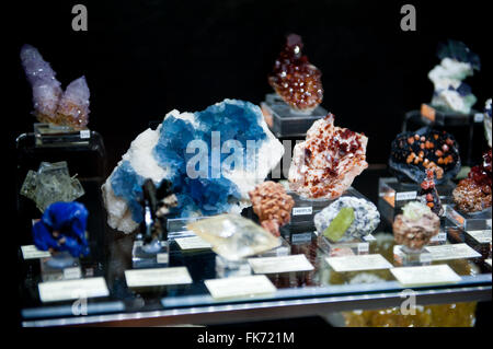 I cristalli di fluorite in vetrina in vendita al minerale di Varsavia Expo 2016, 5 Marzo, VI edizione evento nel Palazzo della Cultura e della scienza Foto Stock
