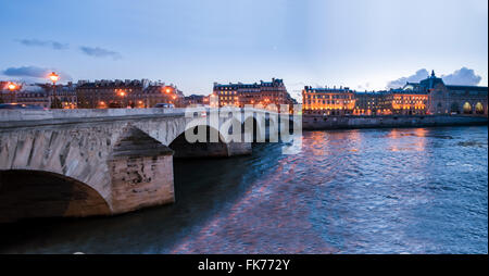 Parigi, Francia, Vista panoramica sulla Senna al tramonto Sceniche con Ponte vecchio, vista panoramica sulla banchina della Senna Foto Stock