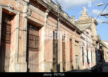 Camaguey, Cuba - 11 Gennaio 2016: la gente camminare sulle strade coloniali di Camaguey su Cuba Foto Stock