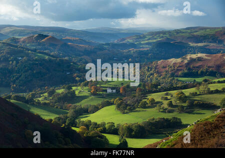 I colori autunnali e la nebbia nella Dee Valley (Dyffryn Dyfrdwy) nelle vicinanze del Llangollen, Denbighshire, Wales, Regno Unito Foto Stock