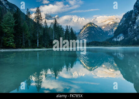 Lago di Landro all'alba, montagne dolomitiche, Sud Tirolo/Alto Adige, Italia Foto Stock