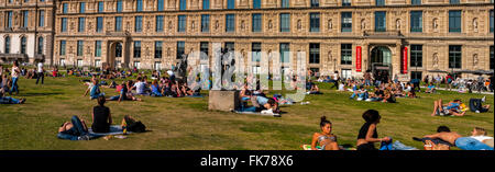 Parigi, Francia, folle giovani che godono del clima caldo, Scenic primaverile, nei Giardini delle Tuileries, 'Jardin des Tuileries', 'Museo del Louvre', vista panoramica, statue, vista sulla città di parigi, panorama di parigi francia Foto Stock