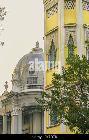 Basso angolo di vista eclettico ed elegante stile di vecchi edifici situati nel centro storico di Guayaquil in Ecuador Foto Stock