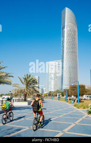 Moderne torri di uffici (Landmark Tower sulla destra) e pista ciclabile lungo la Corniche di Abu Dhabi Emirati Arabi Uniti Foto Stock