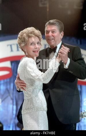 Stati Uniti Il Presidente Ronald Reagan e la First Lady Nancy Reagan dance presso il DC Armory sfera inaugurale Gennaio 21, 1985 a Washington, DC. Foto Stock