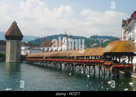 Kapellbrucke risalente al 1333 Lucerna è il miglior punto di riferimento noto. Foto Stock