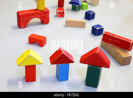 Molti giocattoli e piccoli pezzi di legno di edifici in kindergarten Foto Stock