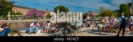 Parigi, Francia, gruppi di giovani che godono del clima caldo, primavera, nei Giardini delle Tuileries, "Jardin des Tuileries" (vicino al Museo del Louvre), vista panoramica, clima caldo, parigi panorama francia Foto Stock