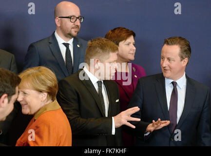 Bruxelles, Belgio. 07Th Mar, 2016. Primo ministro slovacco Robert Fico, centro della chat con il suo omologo primo David Cameron, come primo ministro belga Charles Michel e il Primo Ministro polacco Beata Szydlo stand di sfondo e il Cancelliere tedesco Angela Merkel, sinistra, pongono durante una foto di gruppo in corrispondenza di un vertice Ue di Bruxelles in Belgio lunedì 7 marzo, 2016. I leader europei hanno un vertice a Bruxelles il lunedì con la Turchia per discutere le attuali crisi migratoria. © Jakub Dospiva/CTK foto/Alamy Live News Foto Stock