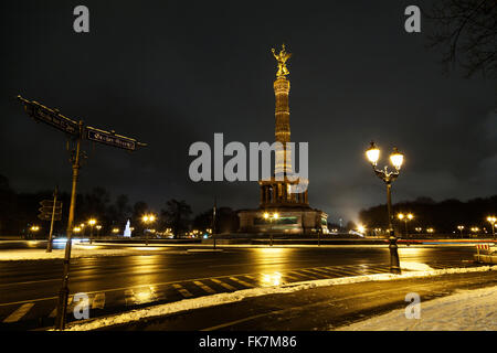 La colonna della vittoria in inverno a Berlino Foto Stock