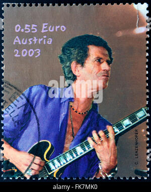 AUSTRIA - circa 2003: un timbro stampato in Austria mostra immagine del celebre musicista inglese, compositore e cantante Keith Richards Foto Stock