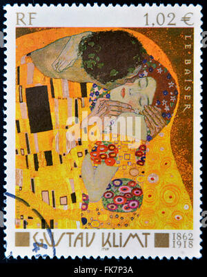 Francia - circa 2002: timbro stampato in Francia mostra famoso dipinto il bacio (Le Baiser) dall austriaco pittore simbolista Gustav Klimt Foto Stock