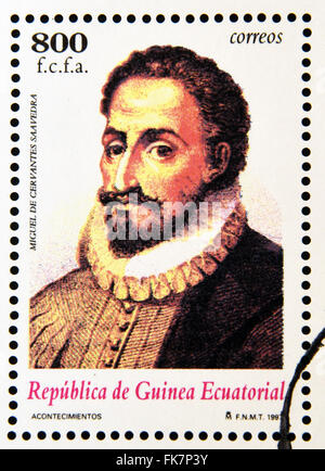 GUINEA EQUATORIALE - circa 1997: un timbro stampato in Guinea mostra ritratto di Miguel de Cervantes Saavedra (1547-1616) Foto Stock