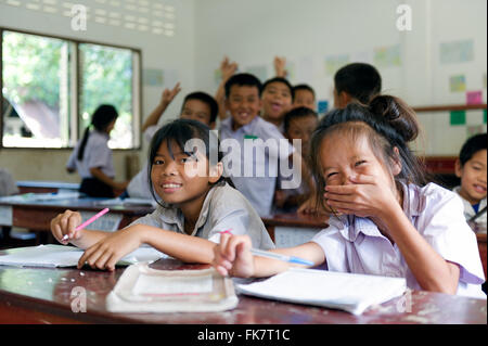 Asia. Il sud-est asiatico. Laos. Provincia di Vang Vieng. Villaggio Phatang. Studentesse in un'aula. Foto Stock