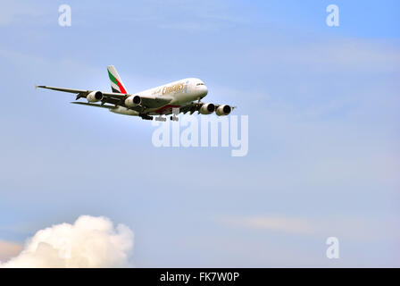 Singapore-May,2015 Airbus A380 della compagnia aerea Emirates Arabi arriva in atterraggio a Changi Airport. Editoriale. Vista orizzontale. Foto Stock