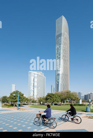 Moderne torri di uffici (Landmark Tower a destra) lungo la Corniche di Abu Dhabi Emirati Arabi Uniti Foto Stock