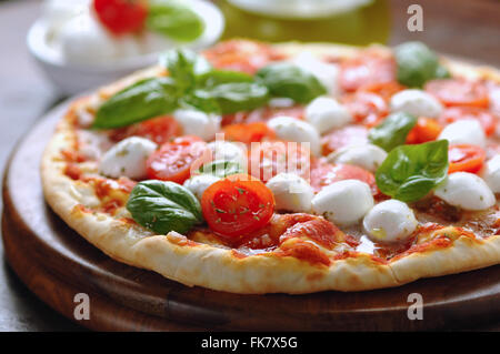Pomodorini e mozzarella pizza Foto Stock