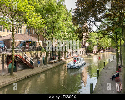 Banchine e wharf cantine su Oudegracht canal a Utrecht, Paesi Bassi Foto Stock