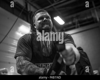 Fotografia documentaria dalla potenza di un evento di sollevamento dotata di uomini deadlifting e panca premendo e vivendo il trionfo e lo stress Foto Stock