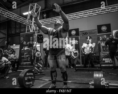 Fotografia documentaria dalla potenza di un evento di sollevamento dotata di uomini deadlifting e panca premendo e vivendo il trionfo e lo stress Foto Stock