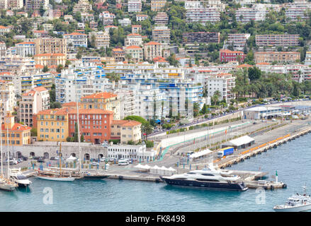 La città francese di mare Mediterraneo porto di Nizza con super yacht, barche a vela in porto, ville con giardini tropicali Foto Stock