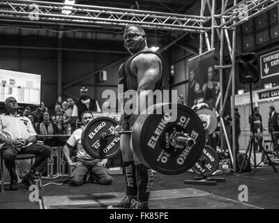 Fotografia documentaria dalla potenza di un evento di sollevamento dotata di uomini deadlifting e panca premendo e vivendo il trionfo e lo stress Foto Stock