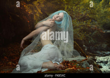 Romantico ritratto di donna bella in autunno colori foresta . Sognante ed etereo Foto Stock
