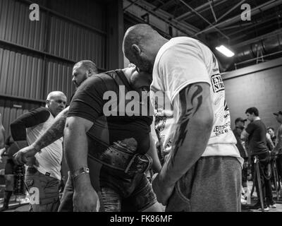 Fotografia documentaria dalla potenza di un evento di sollevamento dotata di uomini deadlifting e panca premendo e vivendo il trionfo e lo stress Foto Stock