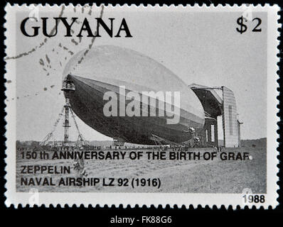 GUYANA - circa 1988: un timbro stampato in Guyana mostra centocinquantesimo anniversario della nascita di Zeppelin, Il Graf Zeppelin Foto Stock