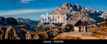 Cappella Memoriale delle Tre Cime di Lavaredo, le Tre Cime di Lavaredo, in autunno la luce, Alto Adige, Bolzano, Italia Foto Stock