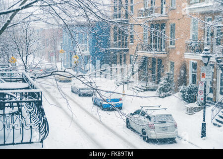 Montreal, CA, 7 marzo 2016. Berri Street durante la tempesta di neve Foto Stock