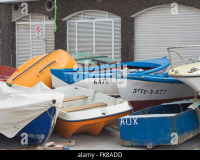 Strumenti tradizionali di piccole barche da pesca nella parte anteriore di una fila di boathouse porte, Alcala Tenerife Canarie Spagna Foto Stock