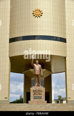 Indipendenza Memorial Museum, davanti la statua di Sam Nujoma, primo presidente della Repubblica di Namibia Windhoek, in Namibia Foto Stock