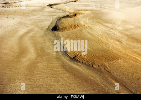 I modelli in sabbia provocato dalle maree e correnti su una spiaggia di Norfolk. Foto Stock