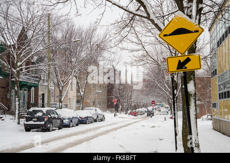 Montreal, CA, 7 marzo 2016. Laval Street durante la tempesta di neve Foto Stock