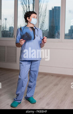 Medico traumatologo guarda a raggi x, Medicina, salute.RADIOLOGIA, health care.medico in ufficio radiologica, foto di polmoni, fluorografia Foto Stock