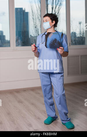 Medico traumatologo guarda a raggi x, Medicina, salute.RADIOLOGIA, health care.medico in ufficio radiologica, foto di polmoni, fluorografia Foto Stock