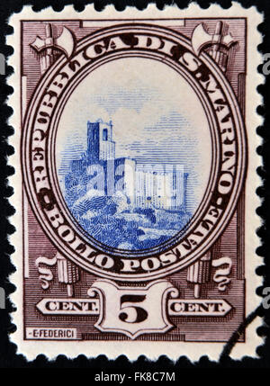 SAN MARINO - circa 1950: un timbro stampato in San Marino mostra castello, circa 1950 Foto Stock
