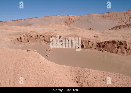 La Valle de la Muerte, dune di sabbia morbida e playa sedimenti (evaporites, argilla), vicino a San Pedro de Atacama, Cile Foto Stock