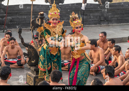 Ballerini di eseguire il classico design Balinese kecak dance nel Tempio di Uluwatu, Bali, Indonesia Foto Stock