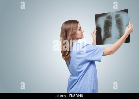 Medico traumatologo guarda a raggi x, Medicina, salute.RADIOLOGIA, health care.medico in ufficio radiologica, foto di polmoni, fluorografia Foto Stock