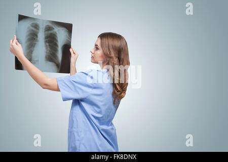 Medico traumatologo guarda a raggi x, Medicina, salute.RADIOLOGIA, health care.medico in ufficio radiologica, foto di polmoni, fluorografia Foto Stock
