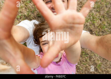 LOS ANGELES, CA - Luglio 26: giovane ragazza che gioca con il Golden Retriever a Los Angeles, la California il 26 luglio 2005. Foto Stock