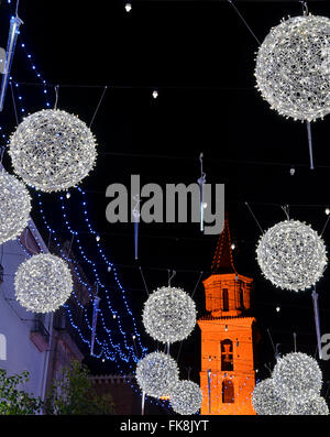 Le luci di Natale in città street Foto Stock