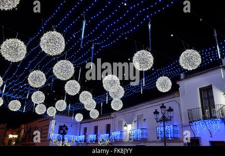 Le luci di Natale in città street Foto Stock