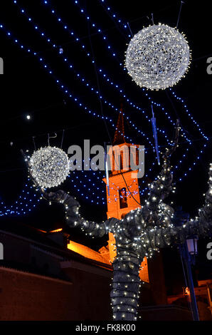 Le luci di Natale in città street Foto Stock