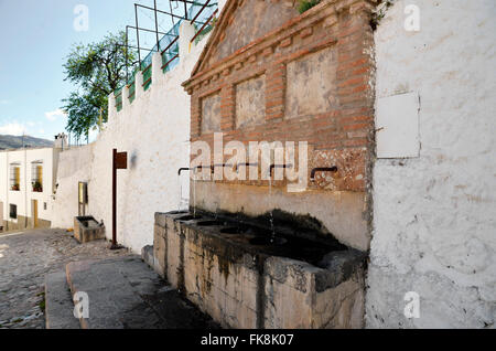 Street e la fontana in un piccolo villaggio in Alpujarra, Spagna Foto Stock