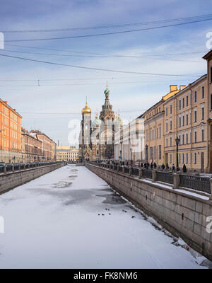 Vista la Chiesa del Salvatore sul Sangue versato a San Pietroburgo e il canale Foto Stock