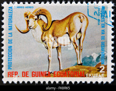 GUINEA EQUATORIALE - circa 1974: timbro stampato in Guinea dedicato a animali in pericolo, mostra Argali, Asia Foto Stock